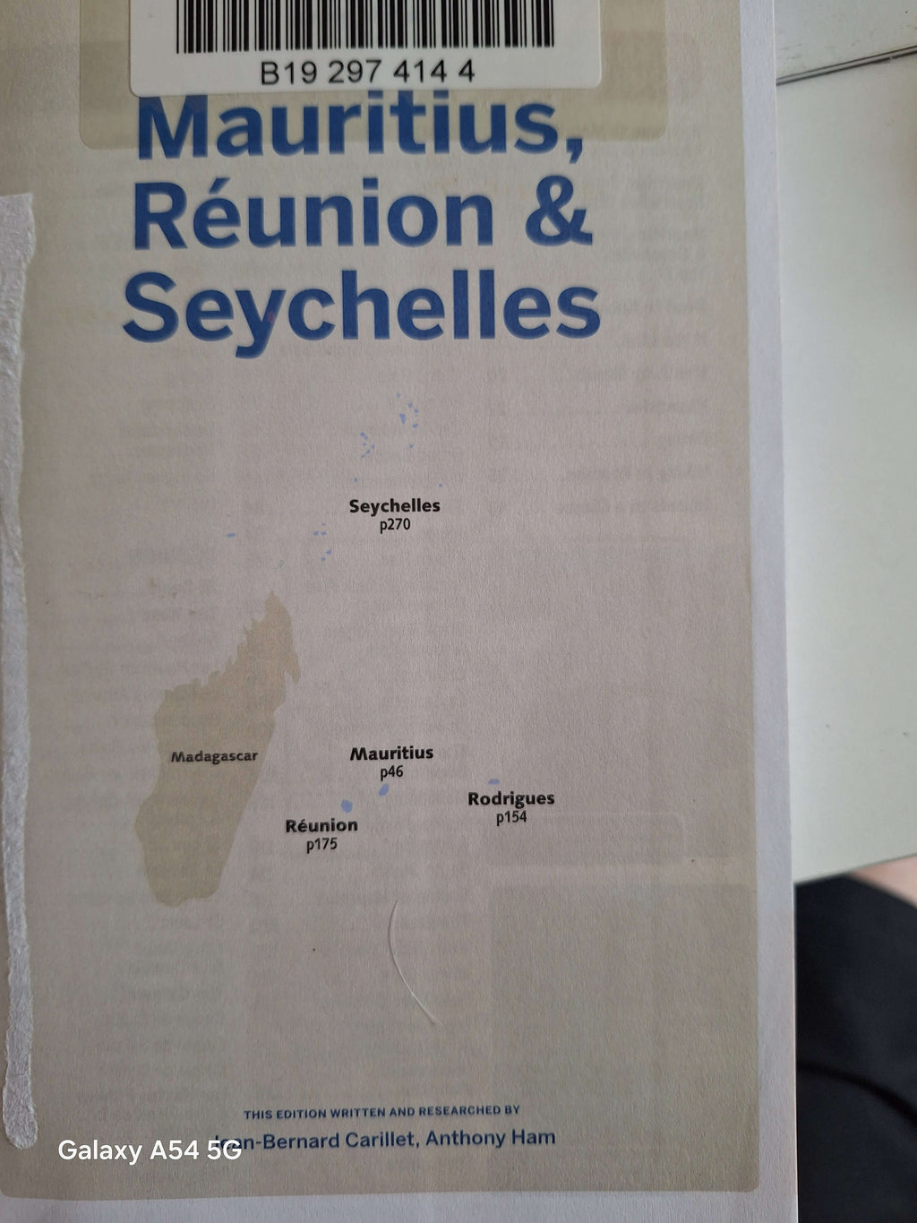 Cover of a cheap guidebook for Mauritius and Seychelles with maps and regional information