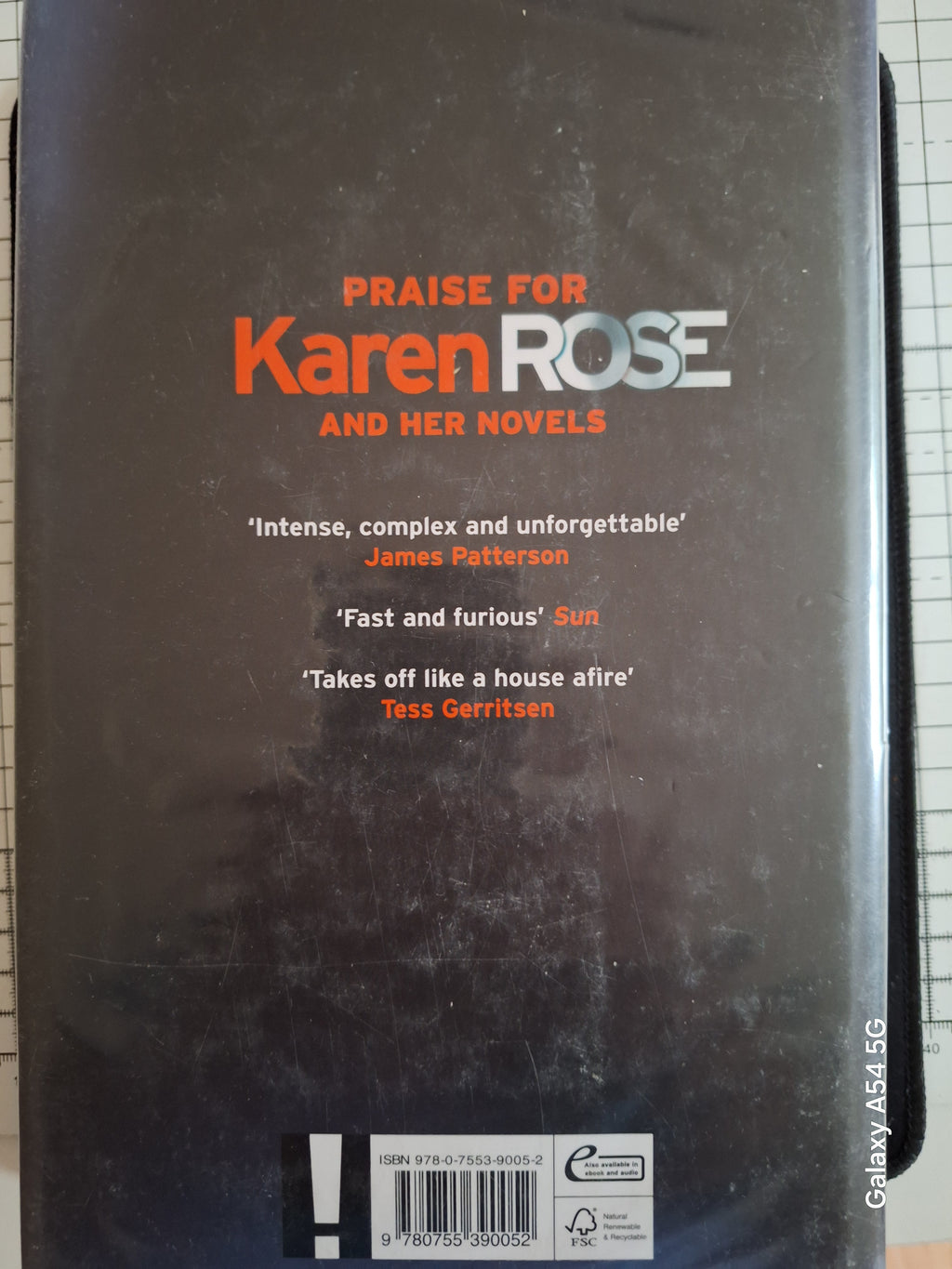 Back cover of the book Every dark corner by Slightly Read Books featuring praise for Karen Rose’s novels